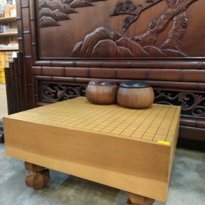 [围棋棋盘 [木质] [白色棋子为蛤碁石制] [黑色棋子为智黑石制][套] Go Board [Wooden] — White stones made of clamshell go stones, black stones made of Jihei stones