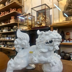 招福狮 [白瓷][微小瑕疵，超便宜出售] Lucky lion ornament [white porcelain] [minor flaw, heavily discounted]