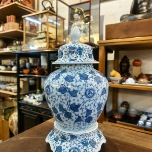 花瓶 [染付] Vase [Sometsuke Blue-and-White Porcelain]