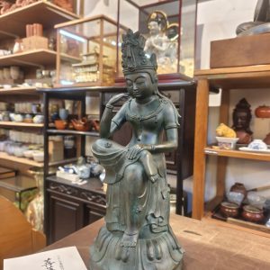 菩萨半跏像 [铜器] 作者：山本山云 限量1000件（此为第308件）Bodhisattva in Half-Lotus Contemplative Pose [Bronze] Artist: Yamamoto Sanu Limited Edition of 1000 Pieces (This is No. 308)