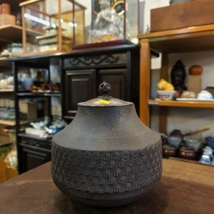 铁釜 [铜盖] Iron Kettle [With Copper Cover]