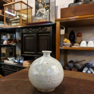小花瓶 [白釉陶土] Small Vase [White Glaze Pottery]