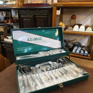 餐具 [不锈钢制] [1蛋糕刀1牛油刀1糖勺6饭勺6茶匙6小叉] [套] [全新/盒装] Cutlery Set [Stainless Steel] [1 Cake Knife, 1 Butter Knife, 1 Sugar Spoon, 6 Spoons, 6 Teaspoons, 6 Small Forks] [Set] [Brand New / Boxed] 