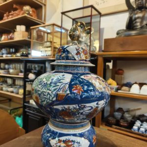 花瓶 [有田烧] [手绘] [微小瑕疵，便宜出售] Vase [Arita Ware] [Hand-Painted] [Minor Imperfections, Priced to Clear]