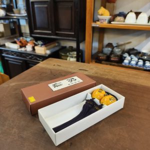 风镇 [陶土] [套] [全新/盒装] Fuchin (Hanging Scroll Weights) [Terracotta] [Set][Brand New / Boxed] 