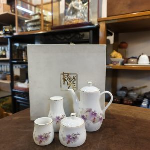 调味仟 [瓷器] [1酱油瓶1胡椒瓶1小瓶1小盖物] [全新/盒装] Condiment Set [Porcelain] [1 Soy Sauce Bottle, 1 Pepper Shaker, 1 Small Bottle, 1 Small Covered Container] [New / Boxed] 