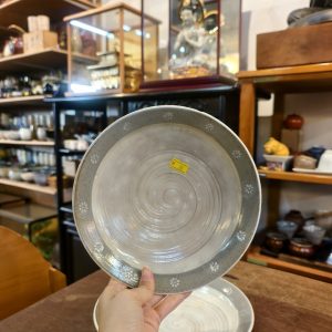 中盘 [白釉陶土] Medium Plate [White-Glazed Pottery]