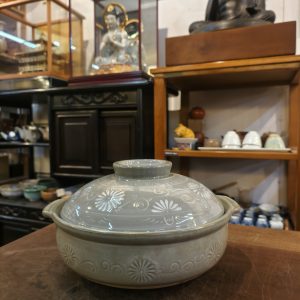 大砂锅 [萬古烧] [略微用过痕迹，便宜出售] Large Casserole Pot [Banko Ware] [Slight Signs of Use, Clearance Price] 