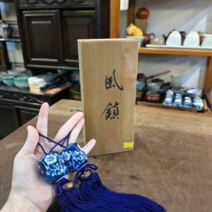 风镇 [染付] [瓷器] [全新/木盒装] Fūchin [Sometsuke] [Porcelain] [New in Wooden Box]