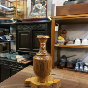 小花瓶 [屋久杉] [树龄需超过1000年的天然杉树才可叫屋久杉] Small Vase [Yakusugi Cedar] [Only natural cedar trees over 1,000 years old can be called Yakusugi]