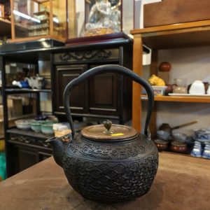 铁瓶 [脱蜡铸造] [明治时代1868年 - 1912年] [龍纹堂] Iron Kettle [Lost-Wax Casting] [Meiji Era, 1868–1912] [Ryubundo]