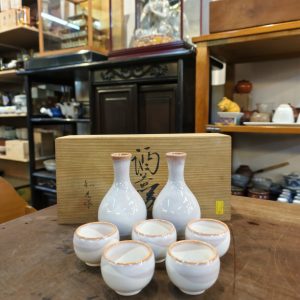 烧酒组 [陶土] [和光作] [2壶5小杯] [全新/木盒装] Shochu Set [Stoneware] [Made by Wako] [2 Bottles & 5 Small Cups] [New in Wooden Box]