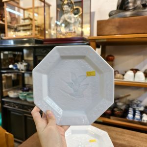 八角盘 [瓷器] Octagonal Plate [Porcelain]