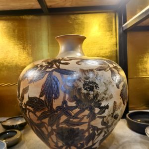 超大花瓶 [手绘/手工拉胚陶土] Extra-Large Vase [Hand-Painted / Hand-Thrown Pottery]